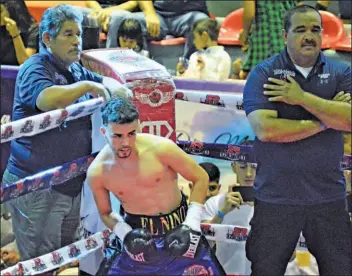  ??  ?? CLARK CON SUS ENTRENADOR­ES, Angel Serrano y Ernesto Prieto, instantes antes de iniciar la pelea sobre el ring. En su incursión en combates a seis rounds, Clark demostró su creciente capacidad técnica y fisica, lo que fue ratidicado por la decisión de los jueces.