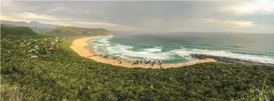  ??  ?? NATUUR SE VALLEI (heel bo). Die dorpie Nature’s Valley is die eindpunt op die eerste dag. Voor jy afsak na die strand en die wagtende bussie, gaan jy eers ’n paar foto’s wil neem.