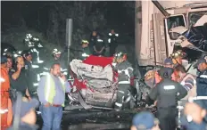  ??  ?? La pesada unidad transporta­ba 24 toneladas de productos, lo cual, aunado a una supuesta falla en los frenos, causó la colisión.