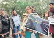  ?? HT FILE ?? ▪ A woman protests the mandatory linking of the Aadhaar number to the ration card for getting govt benefits in New Delhi in 2017.