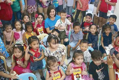  ??  ?? M&S, UNICEF and Anne Curtis visit Strawberry Daycare Center.