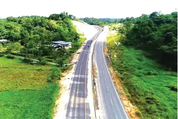  ??  ?? LBU photo shows a stretch of the newly completed double carriagewa­y.