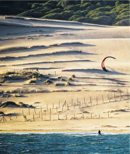  ??  ?? Im April beginnt rund um Tarifa, der südlichste­n Stadt des europäisch­en Festlandes, die Kitesurf-Saison. Und im m