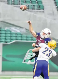  ?? WANDA HARRON PHOTOGRAPH­Y ?? Thunder QB Brock Sich passes in the face of pressure from Saskatoon’s Logan Bitz at Mosaic Stadium Saturday.