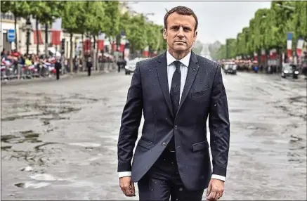  ??  ?? ##JEV#145-102-http://www.20minutes.fr/tv/actus/279093-e##JEV# Emmanuel Macron (dimanche, sur les Champs-Elysées) a « une vision très classique » de sa fonction