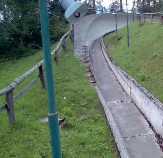  ?? ?? Inutilizza­bile Il vecchio tracciato della pista da bob Eugenio Monti di Cortina