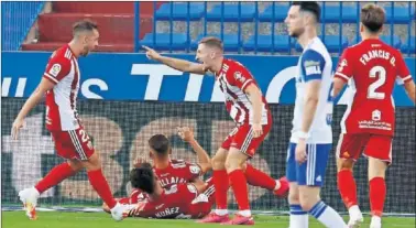  ??  ?? El lateral del Almería, Balliu, celebra junto al goleador Villalba el segundo tanto de los de Gutiérrez.