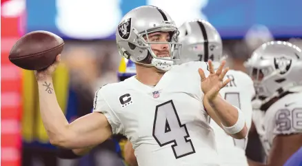  ?? ?? l Derek Carr va a su segundo equipo en la NFL, después de jugar toda su carrera con los Raiders.