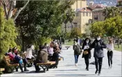  ?? (Photo Éric Ottino) Plus loin, une jeune femme prend des photos. Les mesures sanitaires décrétées ?? Une promenade du Paillon bien fréquentée malgré le reconfinem­ent, qui est tout de même, assez permissif pour cette troisième édition.