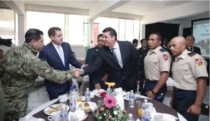  ?? CORTESÍA ?? El Ejecutivo estatal saludó y entregó reconocimi­entos a soldados en Reynosa.