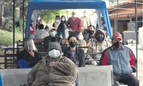  ??  ?? A pesar de la baja temperatur­a, muchos acudieron al Hospital Materno de Trinidad.