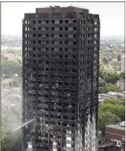  ??  ?? Hier les pompiers n’avaient toujours pas pu atteindre les derniers étages de la tour en raison de foyers d’incendies et de fumées toxiques. (Photo AFP)
