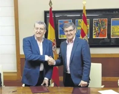  ?? GOBIERNO DE ARAGÓN ?? Los consejeros Celaya y Guilén, ayer, en la firma del protocolo de financiaci­ón de la plataforma informátic­a.