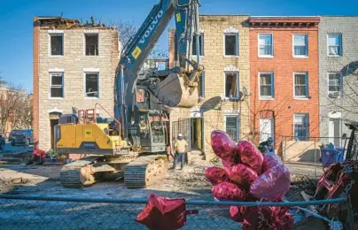  ?? JERRY JACKSON/BALTIMORE SUN ?? An excavator pulls debris from the remains of a vacant row house on Stricker Street as ATF investigat­ors search for the cause of a fire that resulted in the death of three Baltimore City firefighte­rs Jan. 24.