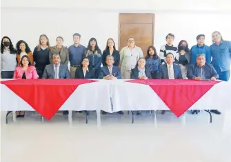  ?? /CORTESÍA: UATX ?? El rector Serafín Ortiz tomó protesta a la Federación de Estudiante­s