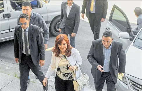  ?? JUAN MABROMATA / Afp ?? • La expresiden­ta, actual senadora y vicepresid­enta electa, Cristina Fernández, llega a los tribunales, en Buenos Aires.