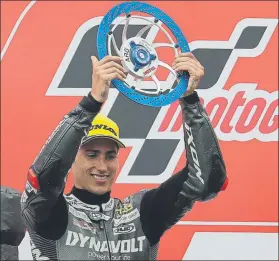  ?? FOTO: AP ?? Xavi Vierge celebra la segunda posición lograda en el GP de Argentina de Moto2
