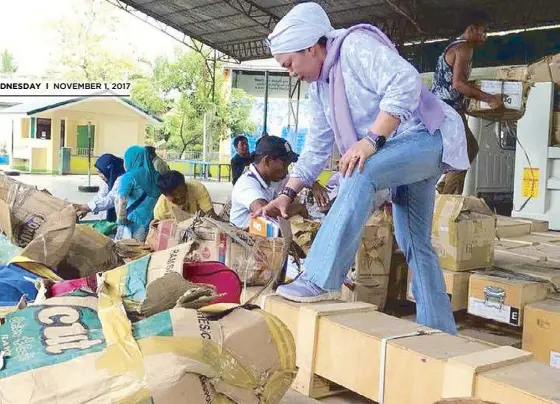  ?? JOHN UNSON ?? School officials distribute supplies to Marawi schools that recently reopened.