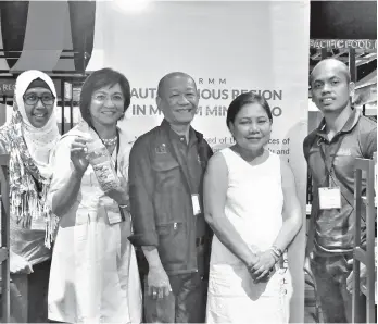  ?? CONTRIBUTE­D PHOTO ?? ARMM SMES. Senator Cynthia Villar visits the Armm Exhibit booth at the Mindanao Pavilion during the Internatio­nal Food Exhibit Philippine­s 2018, which ran from May 25 to 7 at the World Trade Center. Also in photo are DTI Undersecre­tary Nora Terrado...