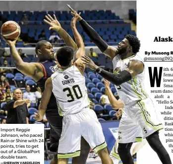  ?? —SHERWIN VARDELEON ?? Import Reggie Johnson, who paced Rain or Shine with 24 points, tries to get out of a GlobalPort double team.