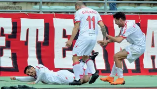  ??  ?? Tuffo per terra Brienza sulla pista del San Nicola dopo aver firmato il gol del 2-1