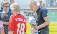  ?? FOTO: FLORIAN WOLF ?? Christian Streich nahm sich viel Zeit für die Fans –egal ob Groß oder Klein.