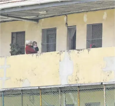  ?? Elisenda Pons ?? Vecinos en un balcón del edificio ‘El Barco’, en Esplugues de Llobregat.