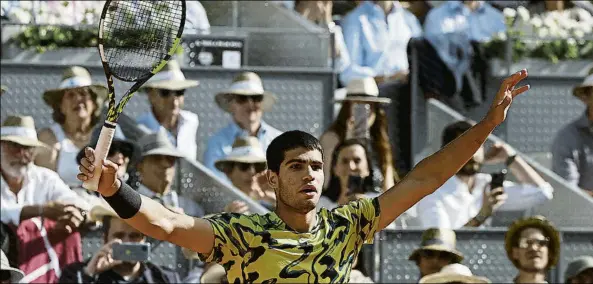  ?? FOTO: EFE ?? Carlos Alcaraz celebra el pase a la final, la segunda consecutiv­a en el Mutua Madrid Open, donde hoy aspira a revalidar el título de campeón ante un sorprenden­te rival