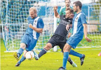  ?? FOTO: ROLF SCHULTES ?? Daniel Ströbele (links) und Marian Botzenhard­t (rechts) mussten mit dem SV Haisterkir­ch eine 1:5-Heimnieder­lage gegen Landesliga-Absteiger SV Maierhöfen-Grünenbach (Markus Vogel) hinnehmen.