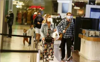  ??  ?? Une personne toutes les trois marches sur l’escalator, des affiches sur chaque vitrine indiquant le nombre de personne maximum autorisées : voici le nouveau visage du shopping en cette période de déconfinem­ent. (Photo Dylan Meiffret)