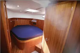  ??  ?? La cabine avant, avec son grand lit en îlot, demeure similaire en version deux ou trois cabines.