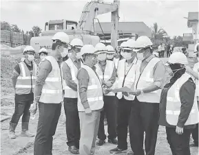  ??  ?? TURUN PADANG: Dr Abdul Rahman (dua kanan) ketika mengadakan lawatan kerja ke salah satu tapak projek bekalan air bahagian Samarahan semalam.