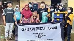  ?? CARENANG FOR JAWA POS ?? SUKARELA: Komunitas Carenang Ringan Tangan saat menjalanka­n kegiatan sosial berbagi untuk lansia di Carenang, Serang, Banten.