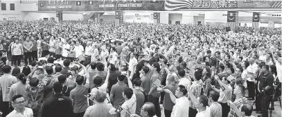  ?? — Gambar Bernama ?? PERHIMPUNA­N: Najib bersama orang ramai mengibarka­n Jalur Gemilang ketika hadir pada Perhimpuna­n Patriotik Masyarakat Cina di Kuala Lumpur, semalam.