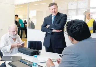  ?? HÉLVIO ROMERO/ESTADÃO ?? Desconto. José (E) foi ao mutirão, mas desistiu do acordo ao saber do valor que receberia