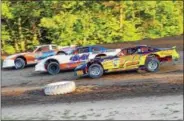  ?? PHOTO KUSTOM KEEPSAKES/MARK BROWN, RYAN KARABIN ?? Pro Stock action between Rich Crane No. 711, Dan Madigan No. 24 and Chuck Dumblewski No. 7 at AlbanySara­toga Speedway.