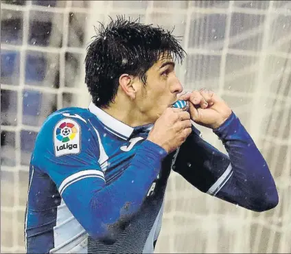  ?? FOTO: EFE ?? Gerard Moreno, un ídolo para la afición El delantero marcó su primer gol al Barcelona el pasado domingo