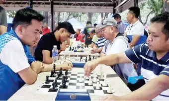  ??  ?? SURPRISE WINNER. The triumphant duo of Rodney Opada and Gomobar Balabagan Jr, at right row, in a battle with Silverio Abasolo and Bobby Salomon of Avila Chess during the eliminatio­n round of the Kuyamis ‘Dalawahan’ chessfest on Thursday, Jan.10 at the Capitol Park, Cagayan de Oro City. (Lynde Salgados)