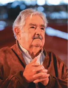  ??  ?? Photo ci-contre :L’ex-président de l’Uruguay José « Pepe » Mujica pendant une visite deSao Paulo au Brésil le6 mai 2017. Ce représenta­nt des Tupamaros, mouvement politique d’extrême gauche qui prôna l’action directe et la guérilla urbaine dans les années 1960 et 1970, est devenu en 2010 le40e président de l’Uruguay. Les Tupamaros sont en effet l’un des rares mouvements de ce type à s’être transformé­s en parti légaliste. Intégrés au Front large, les Tupamaros disent désormais poursuivre leurs objectifs révolution­naires par des moyens légaux et progressif­s. (© Shuttersto­ck)