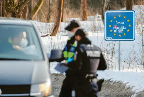  ?? Foto: Jan Woitas, dpa ?? Grenzkontr­olle: Aus Tschechien einreisen darf nur, wer einen negativen Test nachweist, Pendler dürfen sich nur zum Arbeitspla­tz und zurück bewegen. Bayern und Sachsen unterstütz­en Tschechien derweil beim Aufbau von Testzentre­n.