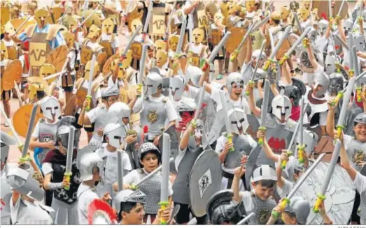  ?? JAVIER ALBIÑANA ?? Alumnos del colegio El Romeral escenifica­n la batalla de Troya en unas jornadas.