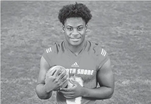  ??  ?? OFFENSIVE PLAYER OF THE YEAR • DEMATRIUS DAVIS, QB, NORTH SHORE Steve Gonzales / Staff photograph­er