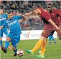  ??  ?? Roma trató de darle la vuelta al marcador global en el partido.