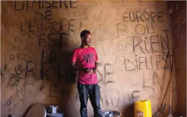  ??  ?? Ousmane, jeune Guinéen de 22 ans, dans un ghetto à Agadez. Au Niger, les migrants doivent désormais vivre et se déplacer dans la clandestin­ité.