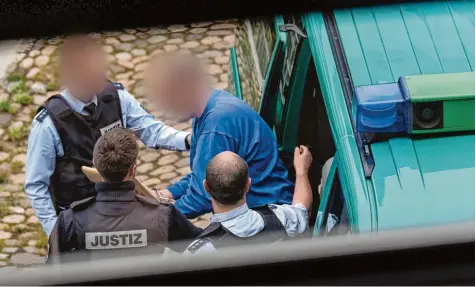  ?? Foto: Patrick Seeger, dpa ?? Markus K. war bereits wegen Vergewalti­gung eines Kindes in Haft. Er soll rückfällig geworden sein und sich zweimal an dem neunjährig­en Nico vergriffen haben. Der Junge dachte, er habe einen Polizisten vor sich, der ihn bestrafen würde, wenn er sich...