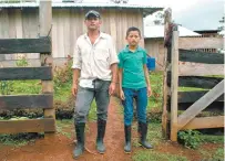  ??  ?? El padre y el hermano del niño migrante Wilton Eniel, Lázaro Gutiérrez y Delvin Gutiérrez, en Montes de Oro, El Paraíso, Nicaragua.