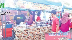  ??  ?? GERAI nasi kerabu ori kelantan yang diusahakan oleh Suharman dan isteri.