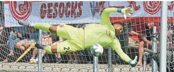  ?? FOTO: CHRISTOF WOLFF ?? Glanzparad­e: Zack Steffen macht sich im Testspiel gegen Vallecano nach einem Freistoß ganz lang und verhindert den Gegentreff­er auf spektakulä­re Art und Weise.