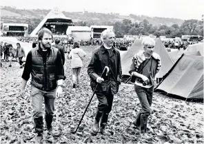  ??  ?? Bickerstet­h at the Glastonbur­y Festival in 1985 (with, left, the Rev Bob Fyffe): he once attracted publicity for shooting a goose on his moat