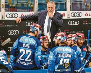  ?? Foto: Johannes Traub ?? Wird er auch in der kommenden Saison den ERC Ingolstadt als Cheftraine­r betreuen? Doug Shedden (hinten) würde seinen Ver‰ trag jedenfalls sehr gerne verlängern.